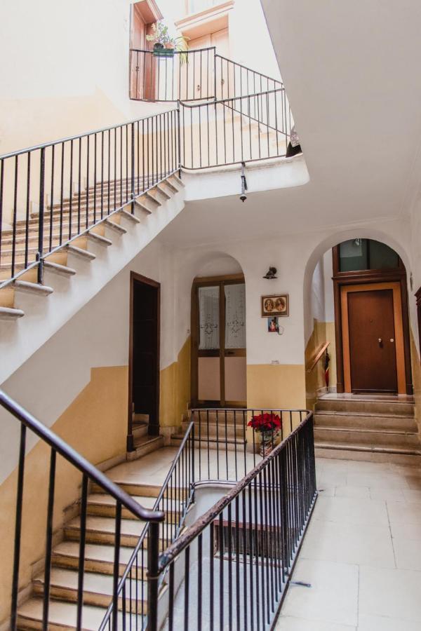Отель Palazzo Le Travi Бари Экстерьер фото