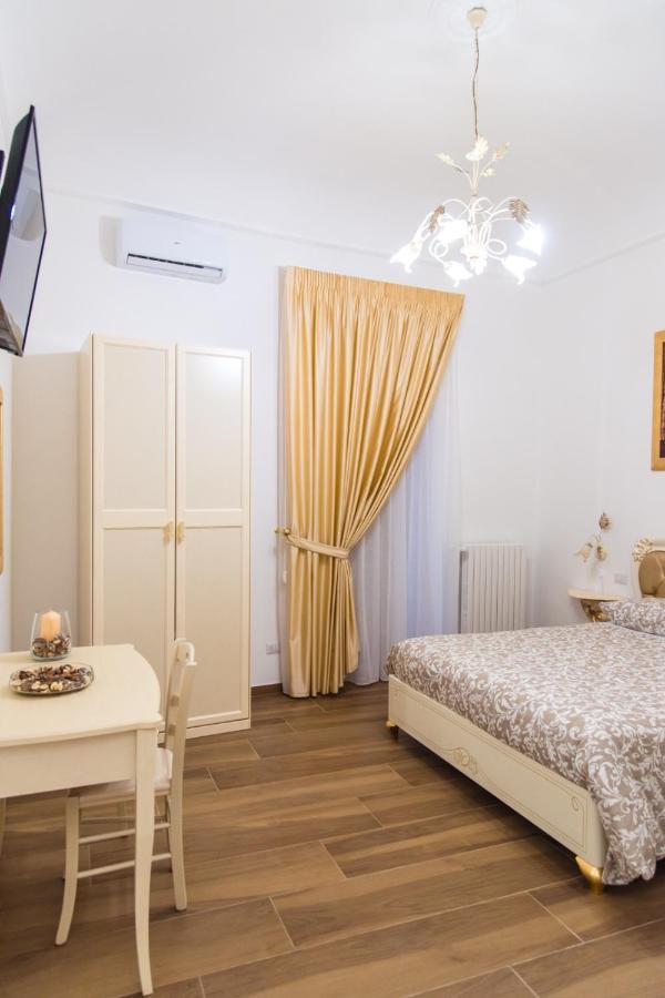 Отель Palazzo Le Travi Бари Экстерьер фото